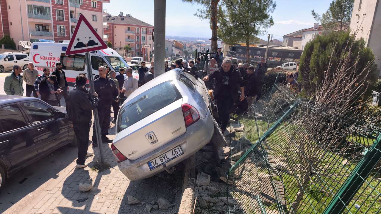 El freni çekilmeyen otomobil dede ve torunlarını ezdi! Küçük Öykü öldü 3